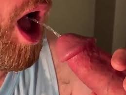 Vídeo gay LGBT - Hombre barbudo bebiendo pis